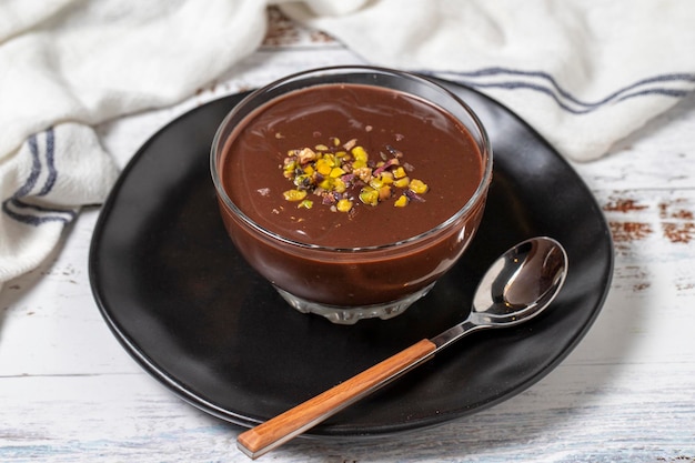 Photo chocolate supangle chocolate cocoa pudding on a white wood background close up