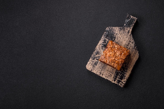 チョコレートの甘いブラウニーケーキを正方形に