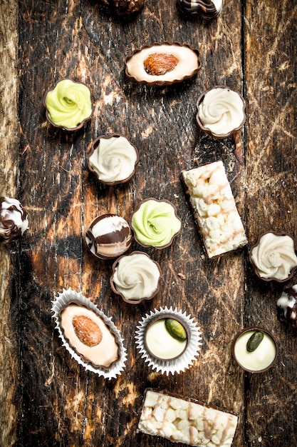 Caramelle dolci al cioccolato. su uno sfondo di legno.