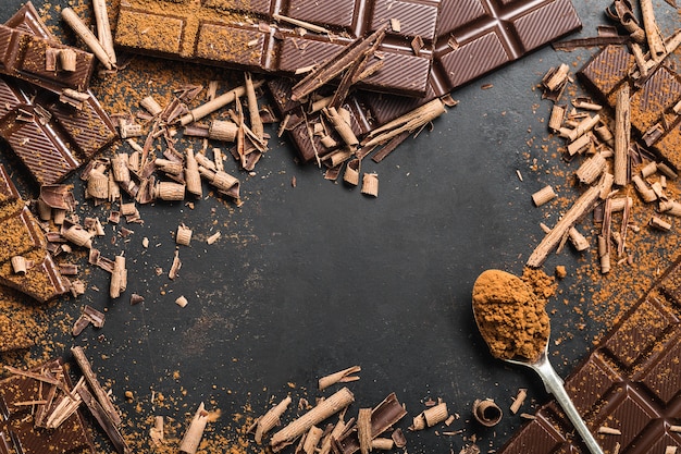 Foto concetto dolce al cioccolato su sfondo scuro