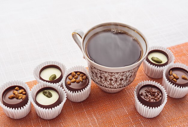 写真 チョコレート菓子とホットコーヒー1杯