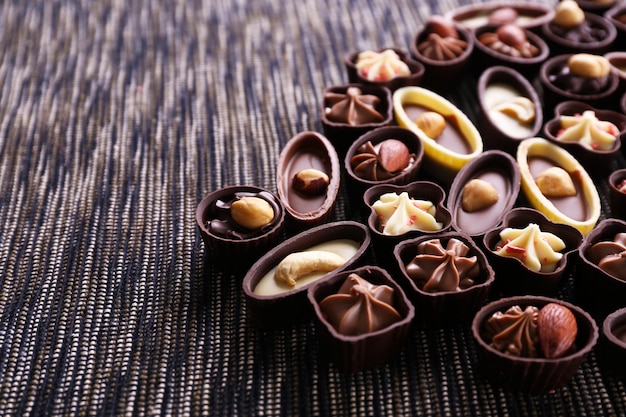 生地の背景にチョコレート菓子