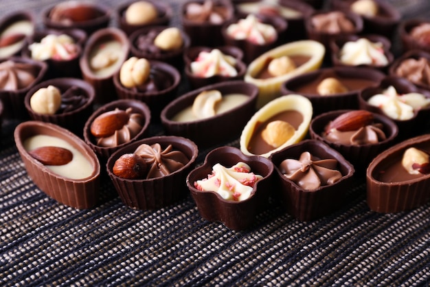 Шоколадные конфеты на фоне ткани