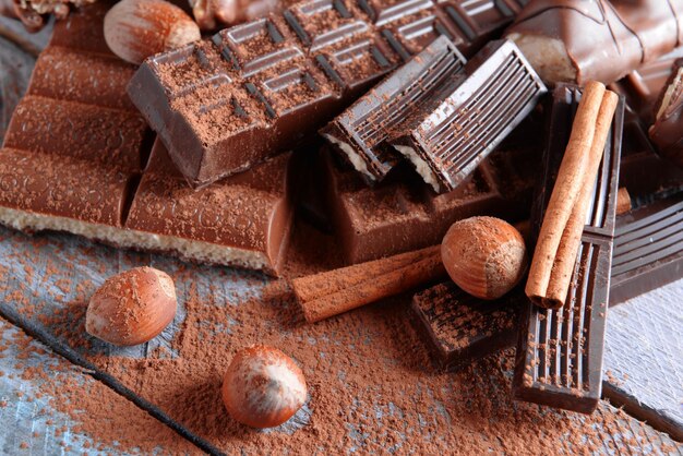 Foto dolci al cioccolato con polvere su fondo di legno