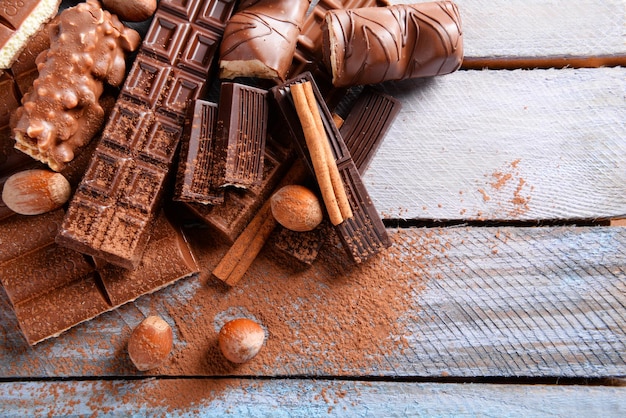 Шоколадные конфеты с порошком на деревянном фоне