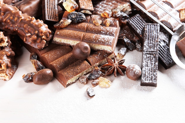 Photo chocolate sweets with powder on wooden surface