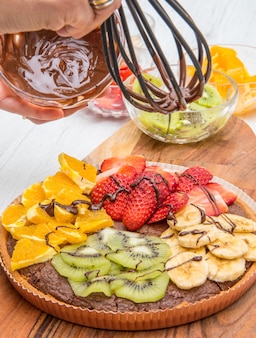 Tarte al cioccolato con frutta fresca mista Foto Premium