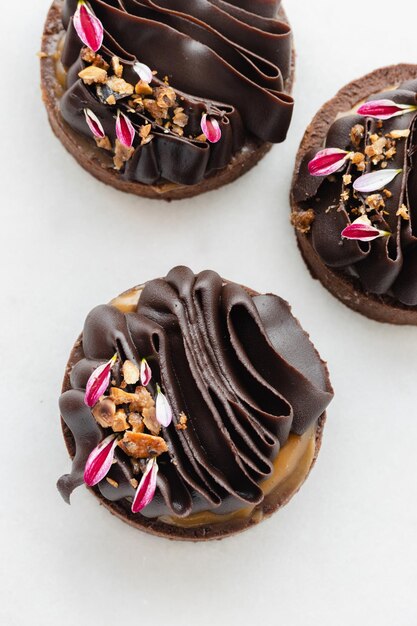 Chocolate tartlets versierd met donkere chocolade ganache op een witte achtergrond Close Up Top view