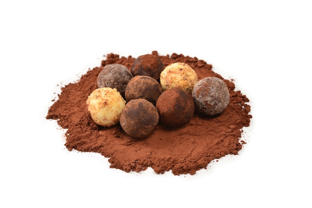 Tartufo di cioccolato isolato su bianco