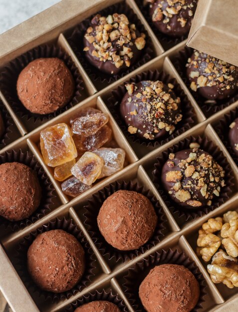 Photo chocolate truffles with nuts and cocoa