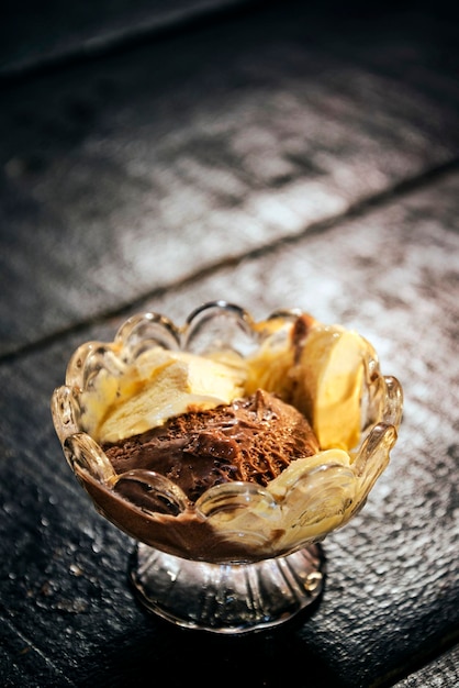 チョコレートとバニラのアイスクリームをボウルで