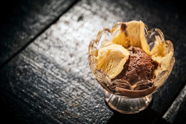 チョコレートとバニラのアイスクリームをボウルで