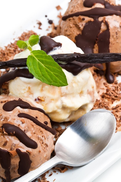 Foto gelato al cioccolato e vaniglia