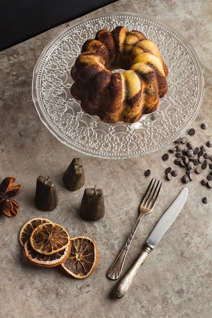 Foto una torta marmorizzata al cioccolato e vaniglia su un piatto di cristallo