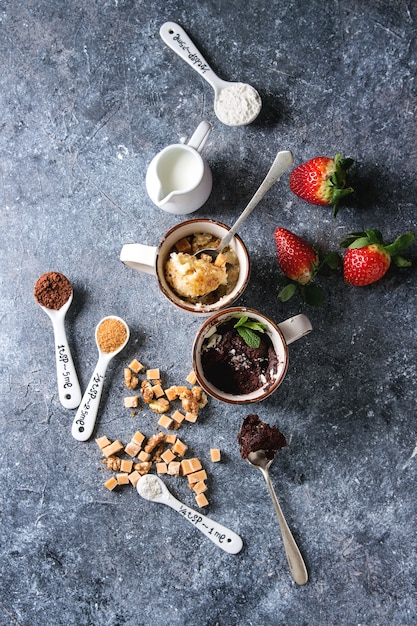 Chocolate and vanilla mug cakes