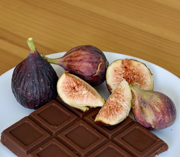 사진 흰 접시에 과일 무화과 초콜릿