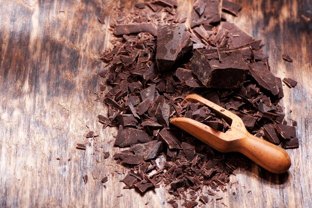 Foto cioccolato su uno sfondo di legno e spazio per il testo