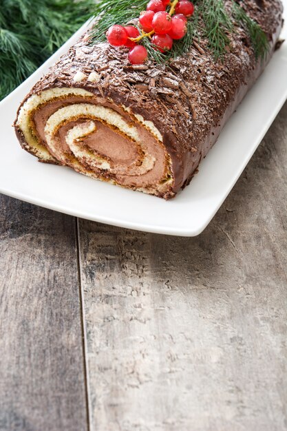 チョコレートユールは木製の赤スグリとクリスマスケーキを記録します。