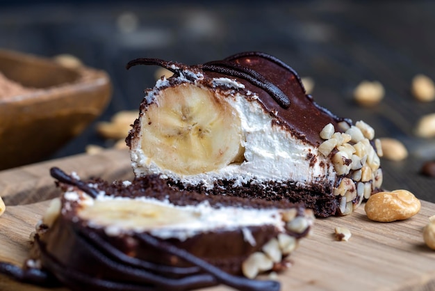 チョコレートに浸したバナナケーキとチーズクリーム