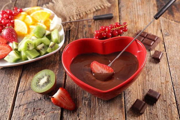 ChocolateFondue met vers fruit in RedHeartBowl