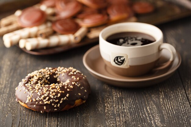 Superficie di cioccolatini. cioccolato. tazza di cioccolata calda, limone, noci e assortimento di cioccolatini pregiati nel buio e cioccolato al latte sul tavolo di legno scuro