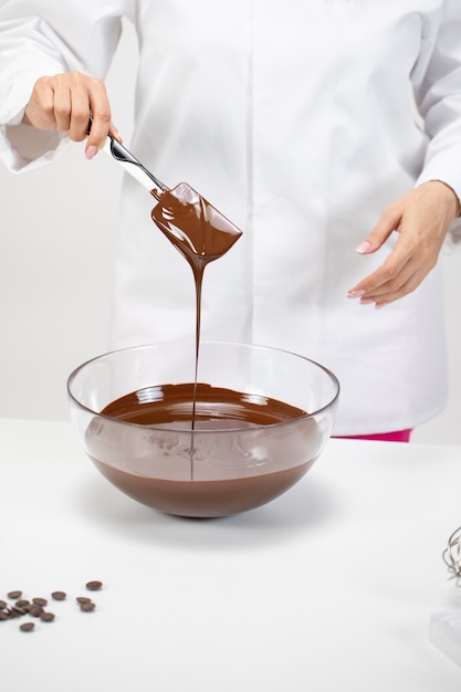Chocolatier-banketbakker maakt handgemaakte chocolade