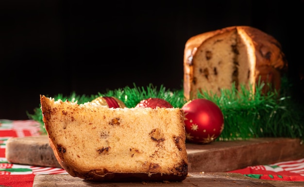 Chocotone, panettone met chocoladeschilfers, foto zoals het product in werkelijkheid is, selectieve focus.