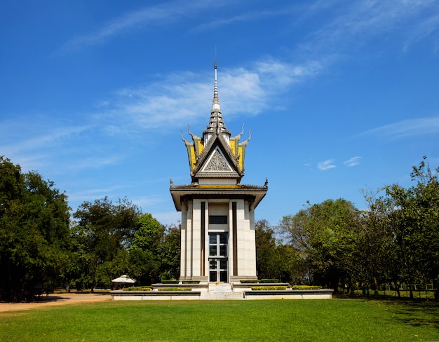 Choeung Ek Monument, de Killing Fields in in Phnom Penh, Cambodja, massagraf van slachtoffers van de Rode Khmer