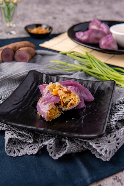 チャイクウェまたはチャイクエとしても知られるチェパン蒸し野菜餃子は、多くの特別な伝統的なアジア料理の1つであり、このチェパンは紫色のサツマイモから作られています