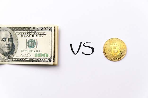 Scelta tra un fascio di banconote da cento dollari e monete d'oro bitcoin. dollari usa vs criptovaluta. scambia bitcoin con un dollaro.