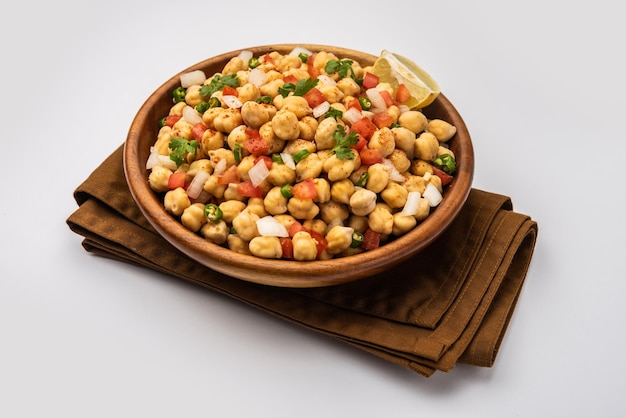 Chola Chana Chaat of zwarte chana chaat met citroen
