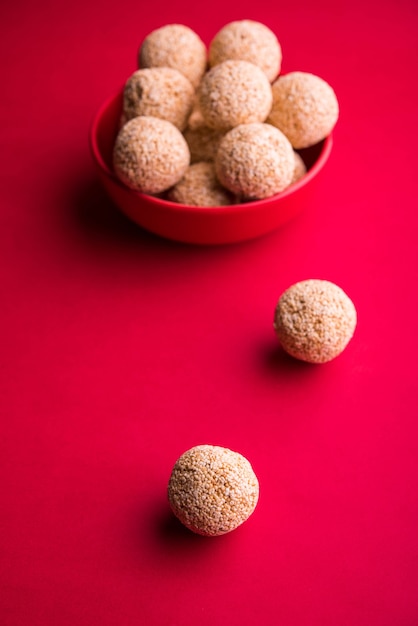 Cholai ke laddo of Rajgira laddu of Amaranth ladoo in in kom en bord