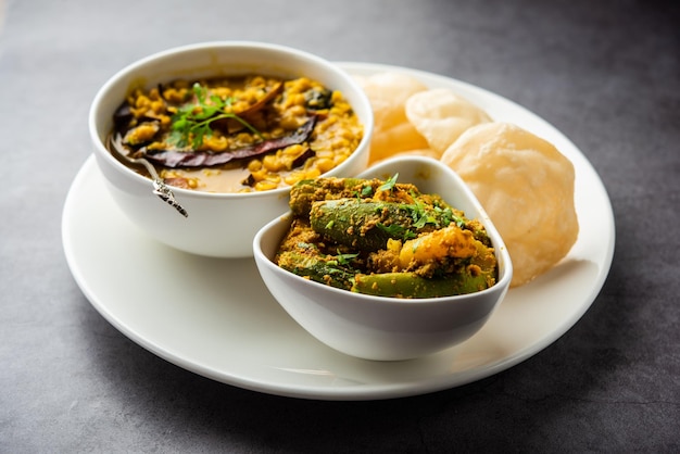 Cholar dal en patol aloo sabzi geserveerd met gebakken Luchi of Poori Bengaals eten