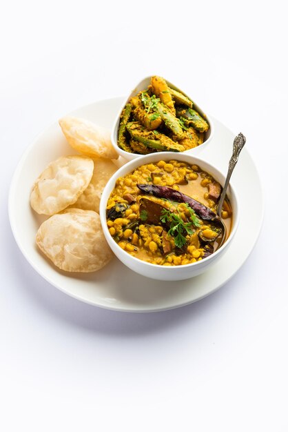 Cholar dal en patol aloo sabzi geserveerd met gebakken Luchi of Poori Bengaals eten