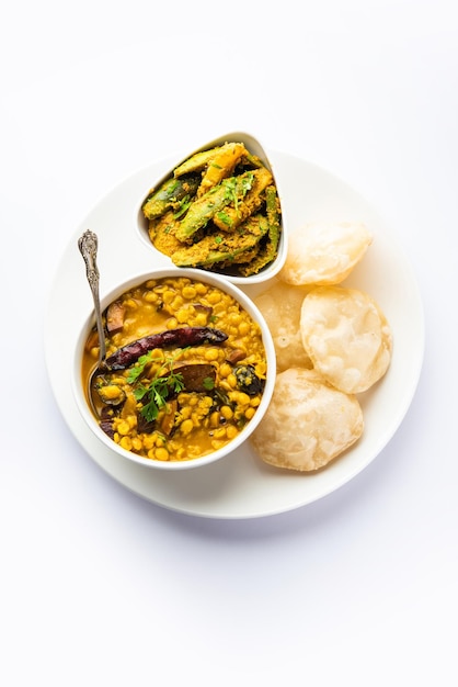 Foto cholar dal en patol aloo sabzi geserveerd met gebakken luchi of poori bengali eten