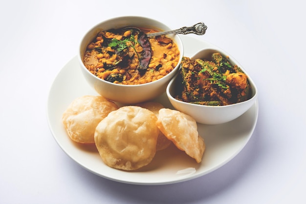 Cholar dal en patol aloo sabzi geserveerd met gebakken Luchi of poori Bengali eten