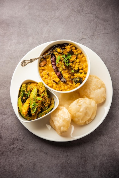 Cholar dal e patol aloo sabzi serviti con luchi fritto o cibo povero bengalese