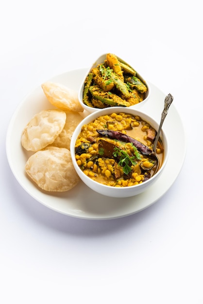 Cholar dal e patol aloo sabzi serviti con luchi fritto o cibo povero bengalese