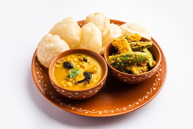 Cholar dal e patol aloo sabzi serviti con luchi fritto o cibo povero bengalese