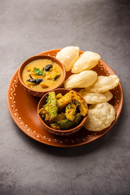 Cholar dal e patol aloo sabzi serviti con luchi fritto o cibo povero bengalese