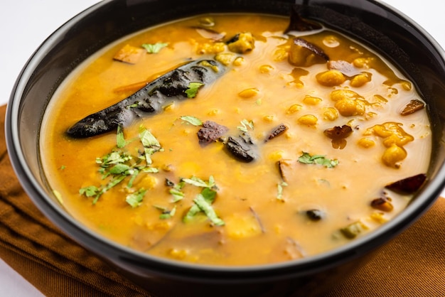 Cholar dal uit west-bengalen is een licht zoet smakende dal gemaakt van chana dal