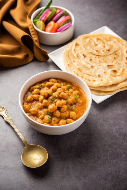 Paratha를 곁들인 Chole 또는 Chana Masala, laccha parantha를 곁들인 Chickpea 매운 카레