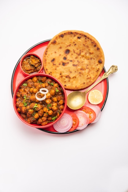 Chole met Aloo Paratha populair Noord-Indiaas recept warm geserveerd met mango augurk pick