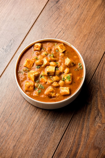 Chole Paneer curry gemaakt van gekookte kikkererwten met kwark met kruiden. Populair Noord-Indiaas recept. geserveerd in een kom of serveerschaal. Selectieve focus