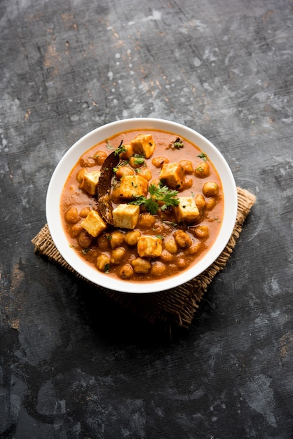 Chole Paneer curry gemaakt van gekookte kikkererwten met kwark met kruiden. Populair Noord-Indiaas recept. geserveerd in een kom of serveerschaal. Selectieve focus