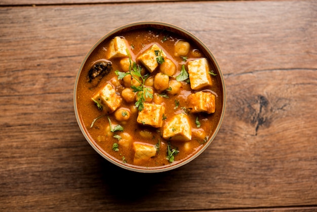 Photo chole paneer curry made using boiled chickpea with cottage cheese with spices. popular north indian recipe. served in a bowl or serving pan. selective focus