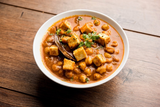 ひよこ豆の茹でカッテージチーズとスパイスを使ったコレパニールカレー。人気の北インドのレシピ。ボウルまたはサービングパンでお召し上がりいただけます。セレクティブフォーカス