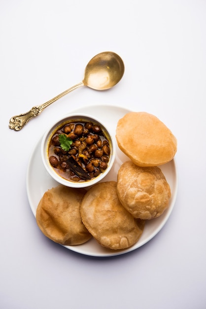 Chole puri o curry di ceci e puri fritti