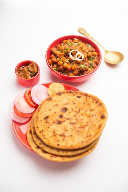 Aloo Paratha 또는 Alu parantha를 곁들인 콜레, 망고 피클과 함께 제공되는 인기있는 인도 북부 음식 레시피