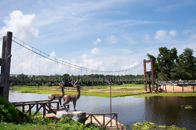 ノンヤイのチョムクワン橋または鹿公園とエコツーリズムの名所 タイのチュンポーンでのタイ人地元旅行者向けの王立開発イニシアチブプロジェクトと調整池